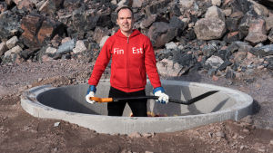 Peter Vesterbacka är redo att börja gräva tunnel mellan Finland och Estland. Peter Vesterbacka med spade redo att börja gräva tunnel.