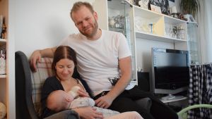 Nikolai och Heidi Sumelius tror att Pargas blir en bra omgivning för deras barn att växa upp i. Heidi och Nikolai Sumelius sitter i en fotölj i vardagsrummet. Heidi matar deras spädbarn i famnen.
