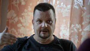 Jan Boijer-Spoof fick i och med insjuknandet i en allvarlig depression lära sig att problemet inte bara beror på patientens livssituation. ''När du är där är det också något fel i din hjärna", säger han.' Man ser mot kameran. I bakgrunden en laxfärgad gardin med växtmönster.