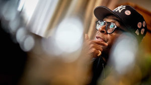 Spike Lee undervisar vid universitet i New York. Det första jag säger till mina elever är att det inte finns ett rätt sätt att göra något alls, säger Lee. Filmregissören Spike Lee i Finland.