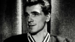 Mr. Seefeld - jäljet lumessa. Mies katsoo mustavalkeassa kuvassa vasempaan.