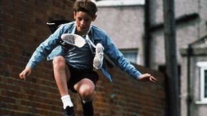 Jamie Bell fick sitt stora genombrott i Billy Elliot och i motsats till många andra barnstjärnor har han lyckats hålla karriären i liv under alla dessa år. Billy Elliot (Jamie Bell) hyppäämässä ilmaan balettitossut kaulan ympäri kietaistuna.