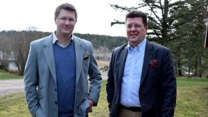 Mikael Jensen och Stefan Björkman hoppas på samarbete och synergieffekter med lokala företagare. Mikael Jensen och Stefan Björkman i kostym framför Söderlångvik gårds äppelodlingar.