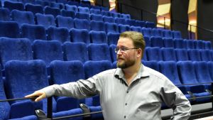 Enligt Edgar Nieminen har Bio Rex satt igång sin verksamhet långsamt och försiktigt. Edgar Nieminen i biosalong