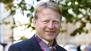 Oskari Heikinheimo är professor vid Kvinnokliniken på Helsingfors universitet. En äldre man med kort hår i rutig skjorta och kavaj.