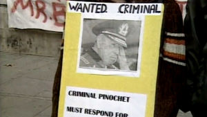 Ihmisoikeusjärjestöt vaativat Chilen entisen sotilasjohtajan Augusto Pinochetin pidättämistä 1988.