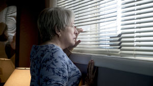 Richard Jewell joutui pakoilemaan vihaista väkijoukkoa ja mediaa äitinsä (Kathy Bates) kanssa kotona. Richard Jewell joutui pakoilemaan vihaista väkijoukkoa ja mediaa äitinsä (Kathy Bates) kanssa kotona.