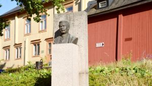 Albert Edelftelts staty blickar mot Kiala Gård. Albert Edelfelts staty i Borgå