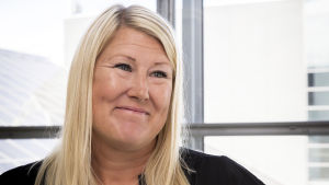 Hanna Vuorikoski som arbetar på Tieto anser att den tjugo år gamla arbetstidslagen är föråldrad. Hanna Vuorikoski, Tieto.