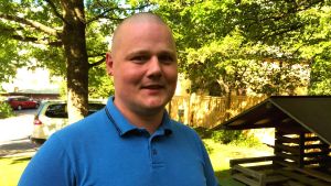 Coronavåren har varit speciellt tuff för Krister Hjulfors som tampats med sin svåraste depression hittills i livet. I sommar ska han ändå satsa på att njuta av sommaren och umgås med familjen. en man med blå skjorta och flint i somrigt väder
