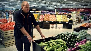Det har varit svårt för butikerna att få tag i lokalt odlad gurka i år - men Tobias Eriksson ser många fördelar med att handla direkt av producenten. Tobias Eriksson står vid grönsaksavdelningen i Kimitobutiken.