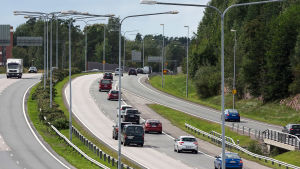 Västerleden är lugnare sedan västmetron togs i bruk. Västerleden mellan Helsingfors och Esbo.