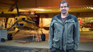 Jorma Hakkarainen älskar flygning som hobby. Jorma Hakkarainen framför ett gult, ultralätt flygplan.