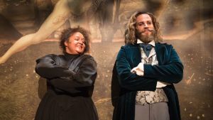 Kaxiga Jane tillsammans med Edward, arbetsgivare och kärleksobjekt. Tuuli Heinonen och Aaro Wichmann Skådespelarna Tuuli Heinonen och Aaro Wichmann i Åbo Svenska Teaters uppsättning av Jane Eyre.
