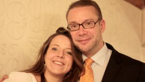 Ida Schauman och Stefan Wallin delade på 13 111 röster i förra valet. Ida Schauman och Stefan Wallin står med armarna om varandra.