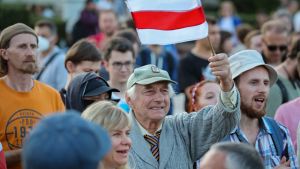Aleksandr Lukasjenko jämför demonstrationerna mot valfusket med kravallerna i Washington. Demonstranter i Minsk