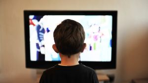 I vissa fall kan en minut skärmtid vara för mycket, t.ex. om ett barn kommer åt en porrsida på nätet. Pojke som ser på tv