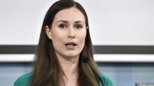 Statsminister Sanna Marin (SDP) säger att de begränsningar som har funnits har behövts för hela landet. Pääministeri Sanna Marin hallituksen tiedotustilaisuudessa Helsingissä 15. kesäkuuta 2020. Hallitus purkaa poikkeusolot.