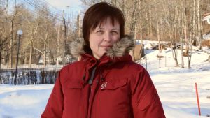 Karin Erlandsson har tyckt om arbetet med Legenden om ögonstenen. Karin Erlandsson i en röd rock i ett vintrigt landskap.