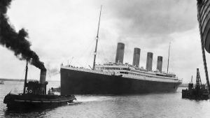 Titanic ger sig ut på sin jungfruresa. Titanic ångar iväg på sin ödesdigra jungfruresa.