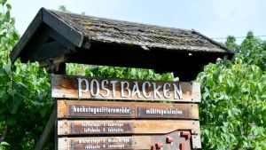 Buffens sommarteater håller till på Postbacken i Illby. Postbacken