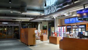 Aku Jaakkola säger att det inte har upptäckts smittkedjor på biografer och att de skärpta restriktionerna därför borde riktas till andra ställen. Biorex inifrån.