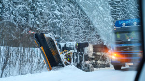 Väglaget är inte lätt att bemästra för snöplogarna heller. Den här snöplogen hamnade i diket i Sibbo på torsdagen. Plogbil i diket i samband med snöröjning efter stormen 13.01.21