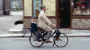 Enoni on toista maata. Herra Hulot (Jacques Tati) ja hänen sisarenpoikansa (Alain Bécourt) elokuvassa Enoni on toista maata