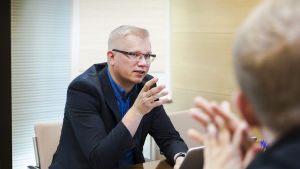 Arbetet upphör inte när kontorsdörren stängs och man går hem, anser Montonen. Mikael Montonen, personalchef på it-företag.