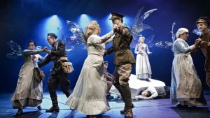 En midsommarnattsdröm utspelade sig en gång på första världskrigets stridsfält på Svenska teatern. Foto från En midsommarnattsdröm