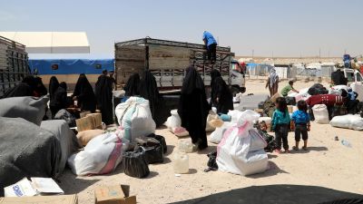 Mammor och barn som lämnar al-Hol lägret i Syrien