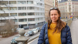 Pauliina Seppälä startade spontant upp Koronapu-tjänsten på fredag, för att kunna erbjuda folk möjligheten att hjälpa sådana som behöver det, till exmpel med vardagssyslor som att rasta hunden eller gå till butiken. Pauliina Seppälä står på en väg vid ett räcke. Hon ser in i kameran, och det är mulet. Hon har på sig en blå jacka, och under det en gul ylletröja.