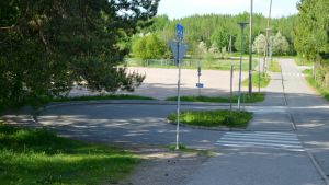 Vändplatsen och idrottsplanen intill skolan. Här lämnar föräldrarna av skolbarnen. Vändplatsen och idrottsplanen intill Smedsby skola i Esbo.