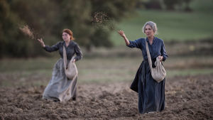 Francine ja Hortense kylvämässä. Francine (Iris Bry) ja Hortense (Nathalie Baye) pellolla kylvämässä elokuvassa Suojelijat
