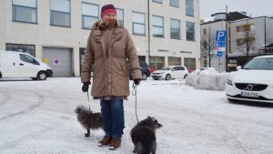 Palacin är ute och promenerar med hundarna Didi och Renée. Elsa Palacin med hundarna Didi och Renée