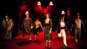 Daniela Franzell, Peter Ahlqvist, Sarah Nedergård, Emma Klingenberg, Amanda Nyman och Jerry Wahlforss på scenen i ÅST:s storsatsning Piaf - jag ångrar ingenting. Edith Piaf på ÅST-scenen