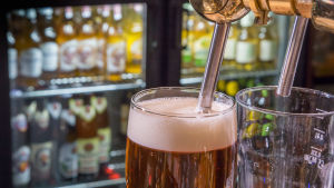 Riklig konsumtion av alkohol är inte enda orsaken till fettlever - tvärtom. Ölstop på krog