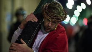 Operasångaren Waltteri Torikka bär korset i rollen som Jesus i passionsspelet Via Crucis.