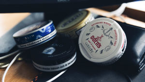 Speciellt bland flickor har snus blivit lite vanligare. Närbild på snusdosor.