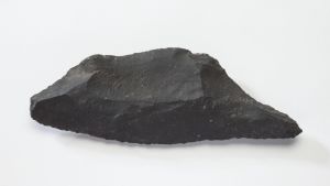 Knivsegg av sten från Alaska, daterad till 2500 f.Kr.–1500 e.Kr. Bild på ett mörkgrått knivblad av sten från Alaska, daterat till 2500 f.Kr.-1500 e.Kr.