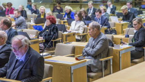 I flera decennier var Jörn Donner aktiv inom lokalpolitiken i Helsingfors. Jörn Donner Helsingin kaupunginvaltuuston kokouksessa sekä muita valtuutettuja