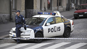 Polis i Berghäll, Helsingfors. Arkivbild. Polis och polisbil.