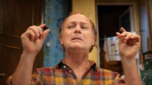Bror Österlund spelar teater på ÅST och uppträder i monologen Allt som är underbart. Han kommer förresten från Hangö. En man spelar teater