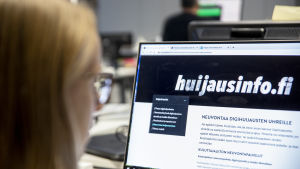 Nainen katsoo huijausinfo.fi-sivustoa