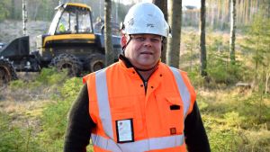Fred Nordell säger att man behöver planera bättre i fall liknande vintrar inträffar igen. Fred Nordell iförd vit hjälm och reflexväst, en skogsmaskin i bakgrunden.