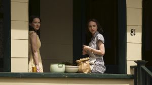 Systrarna Evelyn (Winona Ryder) och Bess (Zoe Kazan). Systrarna Bess och Evelyn i tv-serien The Plot Against America.