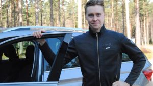 Emil Lindholms dagar fylls nu av studier och notträningar. Emil Lindholm står vid en öppnad bildörr.