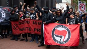 Antifa-aktivister deltog i protester mot vita överhöghet i Charleston år 2018. Antifan mielenosoittajia