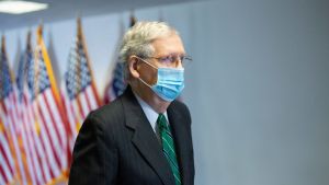 Mitch McConnell har ofta försvarat Trump men emellanåt distanserat sig till presidentens uttalanden. Senaatin republikaanijohtaja Mitch McConnell kasvosuojus kasvoillaan.