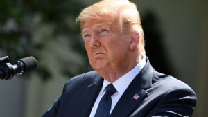 Donald Trump halkar efter Joe Biden i gallupmätningarna. Yhdysvaltain presidentti Donald Trump lehdistötilaisuudessa Valkoisessa talossa.